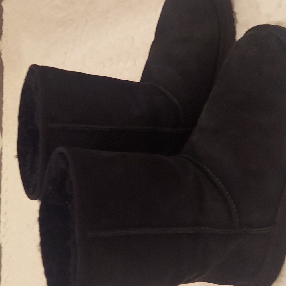 Blk slip on UGGS. Great condition.